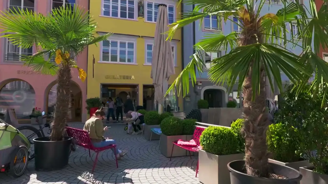 Eingang der Gelateria Dolce Vita in der Fußgängerzone, Gäste vor der Eisdiele