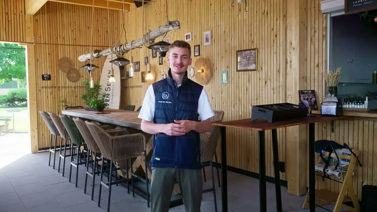 Mitarbeiter im Heaven Seven Strandhaus vor der Holzbar