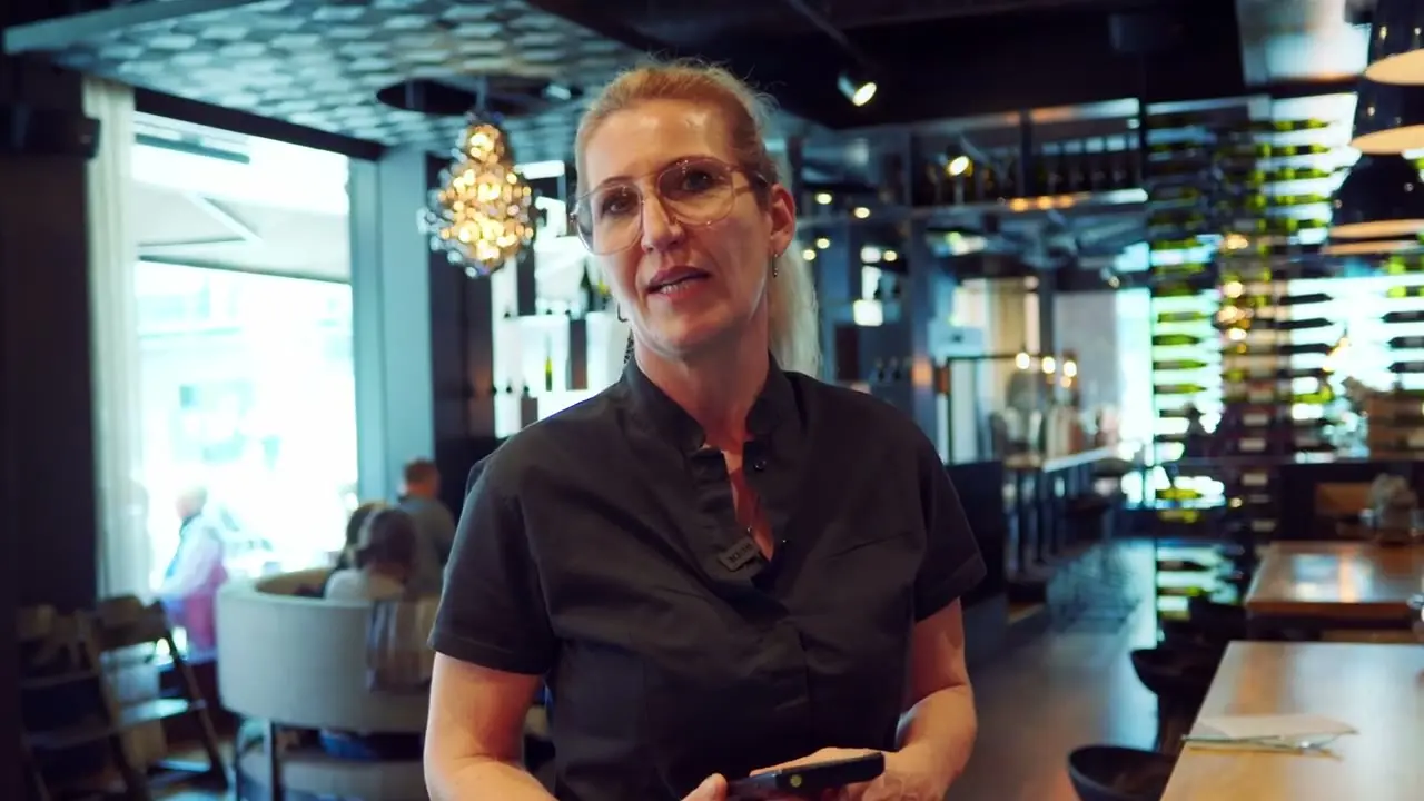 Kellnerin Judith Bucher mit mobilem Orderman-Handheld im MARI Götzis