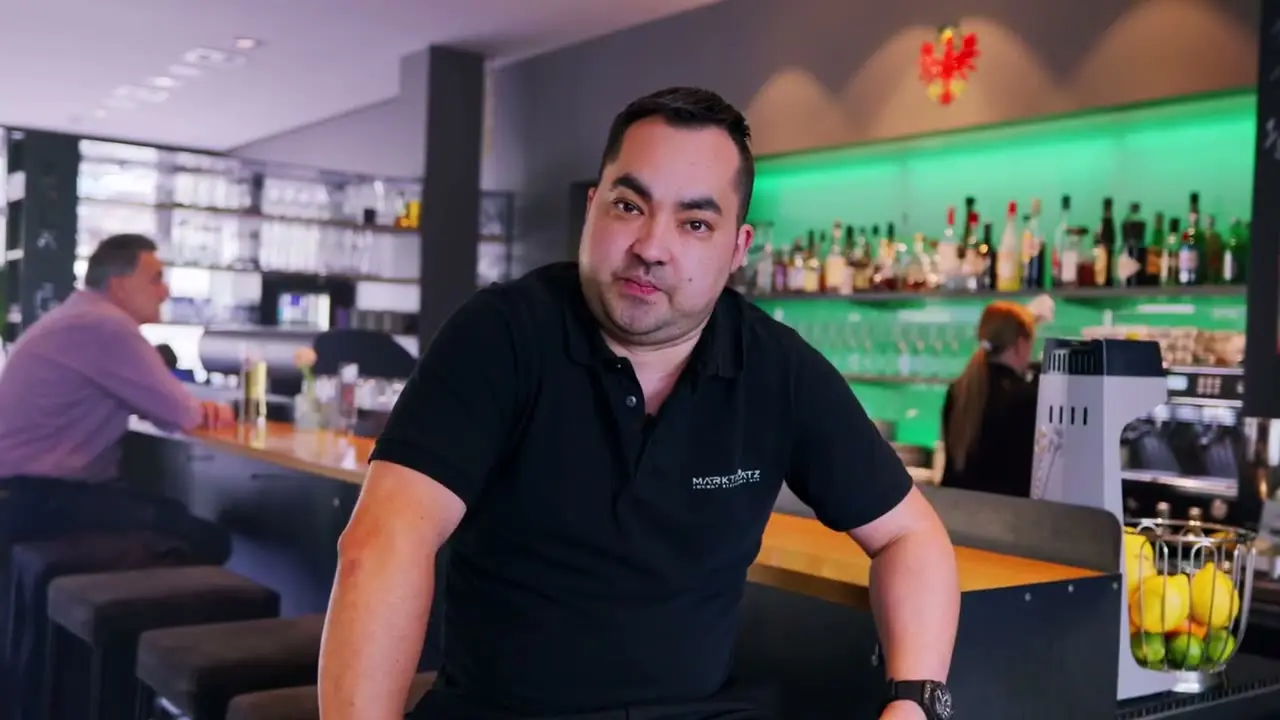 Simon Scherel, Geschäftsführer Marktplatz Rankweil, im Interview an der Bar