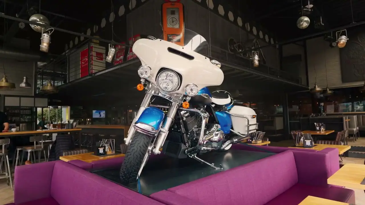 Harley-Davidson-Motorrad als Deko-Element im Gastraum der Werkstatt Rankweil